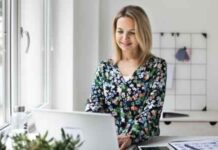 Standing Desks Versus Ergonomic Chairs: Which One Is Better? Standing Desks Versus Ergonomic Chairs